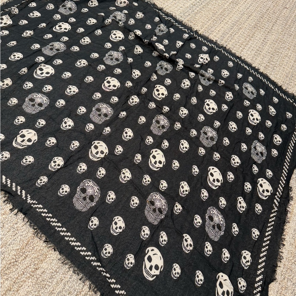 Alexander McQueen Black Skull Scarf - Picture 4 of 10